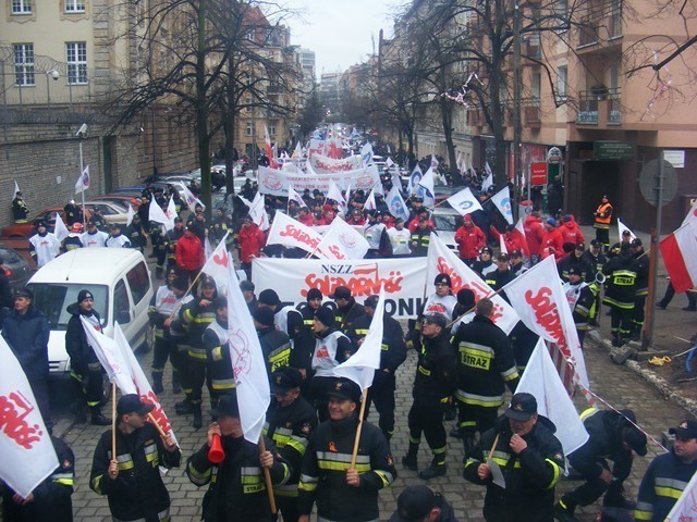 Strażacy z Koła pikietowali przed Urzędem Wojewódzkim [ZDJĘCIA]