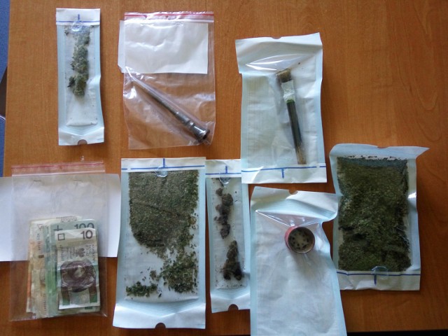 Przy dealerach znaleziono marihuanę, wagi do dzielenia towaru, fajki i kilka tysięcy złotych.