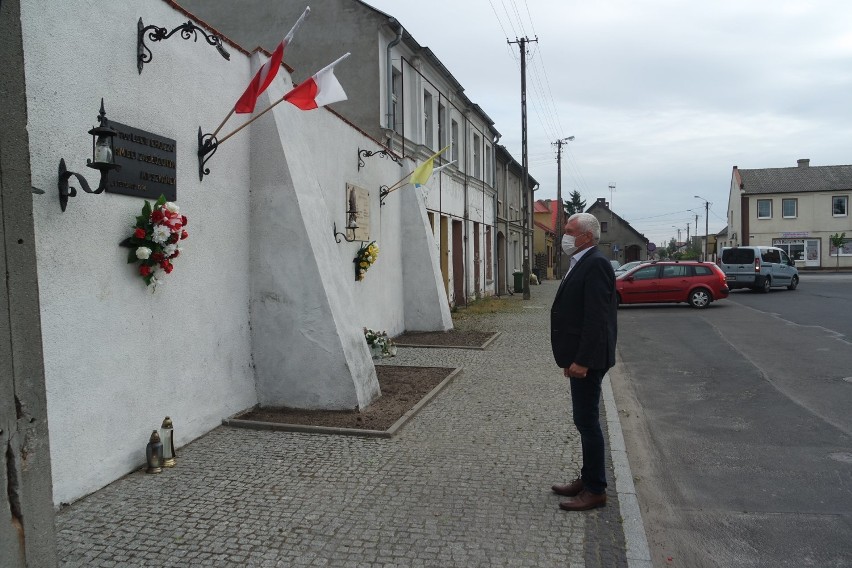 Burmistrz Marian Wielgosik złożył kwiaty i znicze pod tablicą pamiątkową