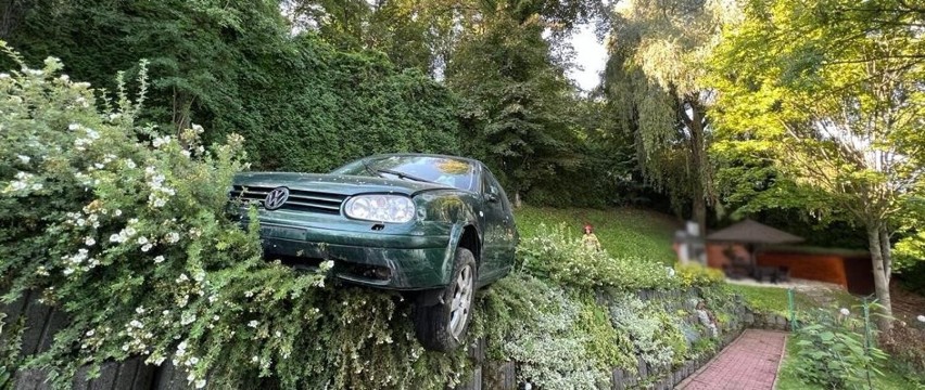 Nad Jeziorem Rożnowskim auto "siadło" na podmurówce ogrodzenia