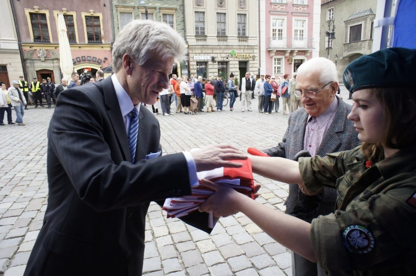 Ryszard Grobelny rozdawał flagi na Starym Rynku