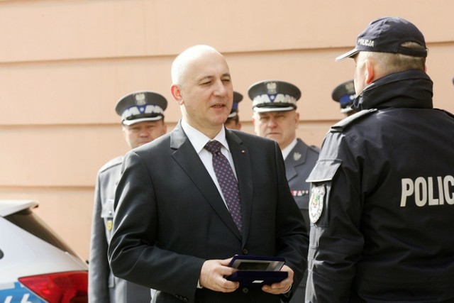 Minister Joachim Brudziński przekazał klucz do nowego posterunku policji w Świerzawie.