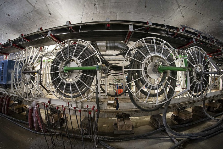 Metro na Bródnie. Ogromne wiertarki zaczęły drążyć podziemny tunel. Zdążą na czas?