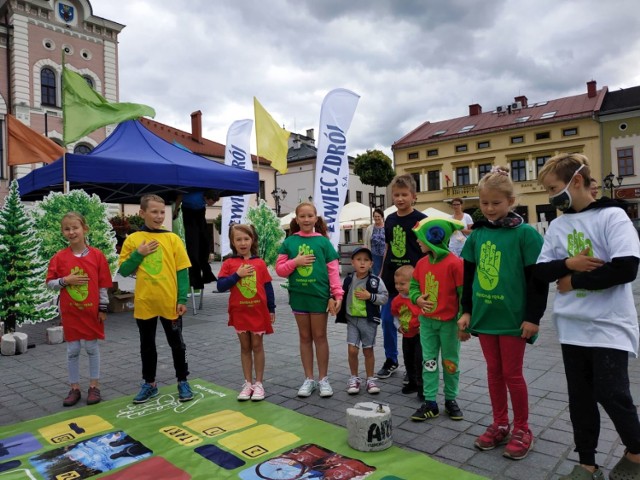 Ogólnopolska akcję „Łapmy Wodę” została zainaugurowana happeningiem na żywieckim Rynku. Przeglądaj gestem lub za pomocą strzałki