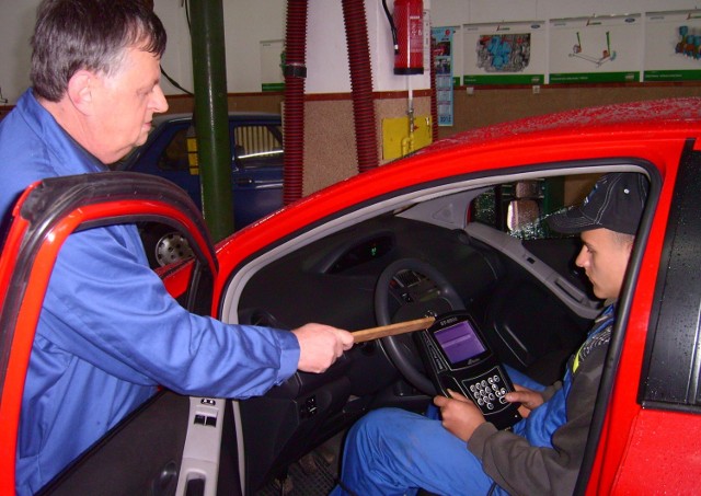 Kierownik Wiesław Sołtysiak i uczeń Przemek Kowalski sprawdzają auto