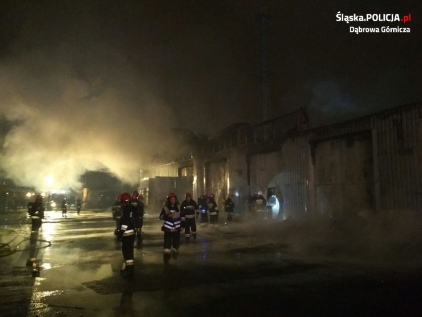 Dąbrowa Górnicza: Pożar hurtowni motoryzacyjnej przy Laski - wyjaśniają przyczyny [ZDJĘCIA, WIDEO]