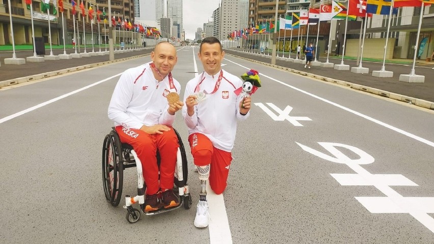 Tenisista stołowy Tomasz Jakimczuk (z lewej) i strzelec...