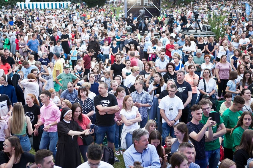 Koncert Jednego Serca Jednego Ducha 2022 w Rzeszowie. Mimo ulewy w Parku Sybiraków były tłumy [ZDJĘCIA, WIDEO]