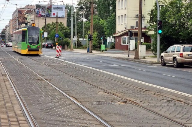 W pierwszej kolejności przeprowadzona zostanie rozbiórka kostki betonowej w torowisku i nawierzchni torowej, a następnie prace obejmą kompleksowy montaż toru.