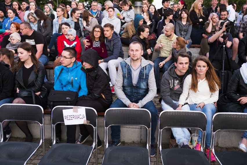 Setki fanów gry „Wiedźmin” obejrzały piątkowy pokaz Teatru...