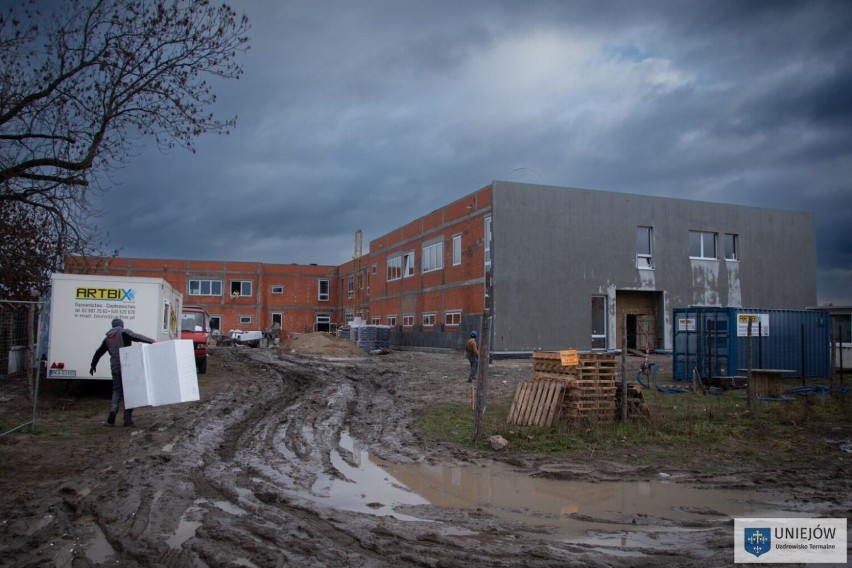 Budowa przedszkola integracyjnego w Uniejowie idzie zgodnie z planem. Obiekt jest już w stanie surowym zamkniętym, co dalej? ZDJĘCIA