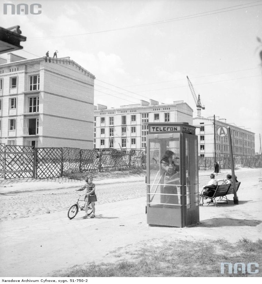 Fragment ulicy. Widoczna budka telefoniczna przy przystanku...