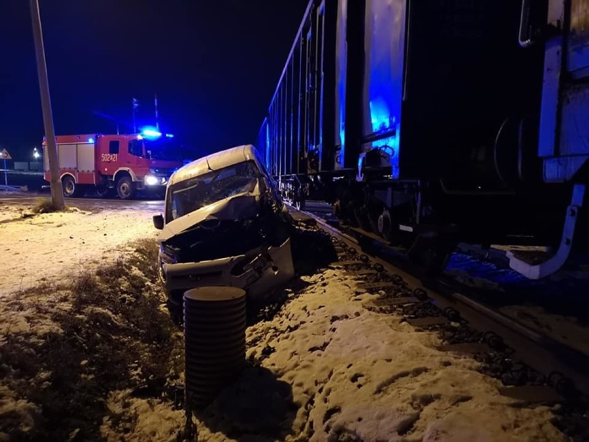 Groźny wypadek w Wolbromiu. Samochód osobowy zderzył się z pociągiem