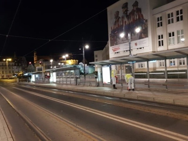W Toruniu rozpoczęła się dezynfekcja przystanków autobusowych. Jakie środki są do tego używane? Kiedy i jak często przystanki będą dezynfekowane?

>>>>>CZYTAJ DALEJ