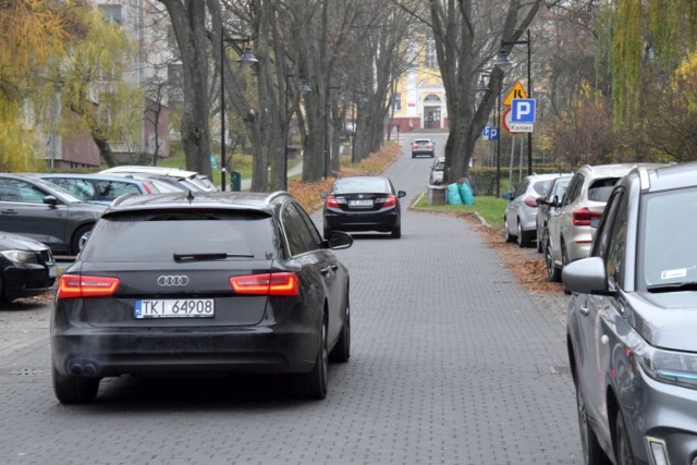 Mieszkańcy kilku bloków urokliwej ulicy Świętego Stanisława Kostki w Kielcach skarżą się na nadmierny ruch samochodowy i brak przestrzegania zasad przez rodziców dowożących dzieci do szkoły katolickiej, którzy robią sobie  wyścigi i  podwożą swoje pociechy pod same drzwi.