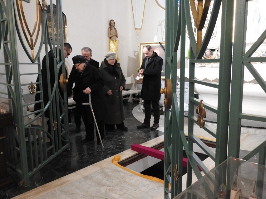 Pogrzeb śp. bp Stanisława Stefanka w łomżyńskiej Katedrze. Nad trumną modli się licznie przybyła rodzina [zdjęcia]