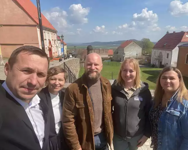 Maciej Stuhr i ekipa filmowa w Srebrnej Górze. Zakończyły się zdjęcia do trzeciego sezonu serialu "Szadź"