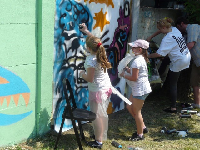 Graffiti powstaje na ogrodzeniu stadionu przy ulicy Brzeźnickiej