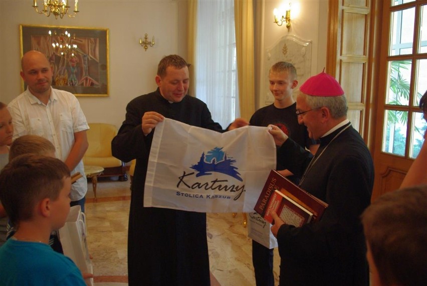 Nuncjusz papieski i ministranci z Sianowa 4-08-2014