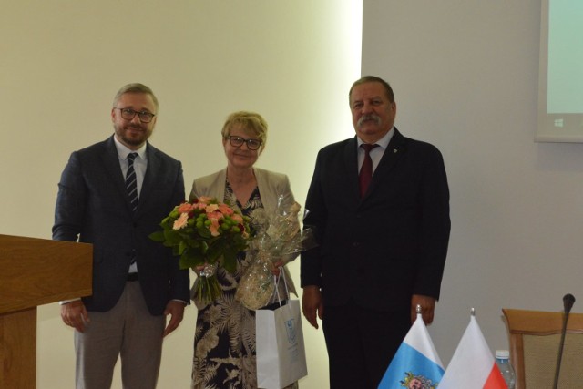 Marii Redlewskiej-Lechowicz podziękowali: starosta rypiński Jarosław Sochacki (z lewej) i przewodniczący rady powiatu Krzysztof Cegłowski