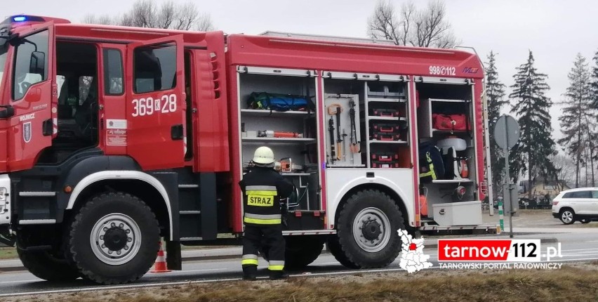 Wypadek w Wojniczu. Poranne zderzenie dwóch aut na obwodnicy Wojnicza, obok cmentarza. To już kolejne zdarzenie w tym miejscu [ZDJĘCIA]