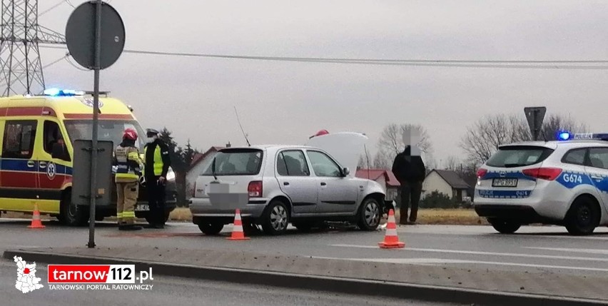 Wypadek w Wojniczu. Poranne zderzenie dwóch aut na obwodnicy Wojnicza, obok cmentarza. To już kolejne zdarzenie w tym miejscu [ZDJĘCIA]