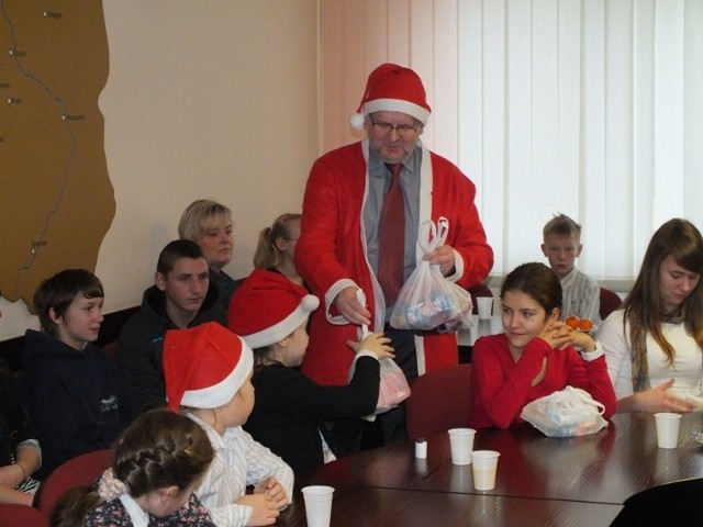 Ryszard Nawrocki wręczał paczki najmłodszym mieszkańcom gminy