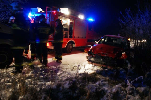 Wypadek pod Krotoszynem - dwie osoby ranne i rozbity samochód na trasie Gorzupia-Świnków ZDJĘCIA