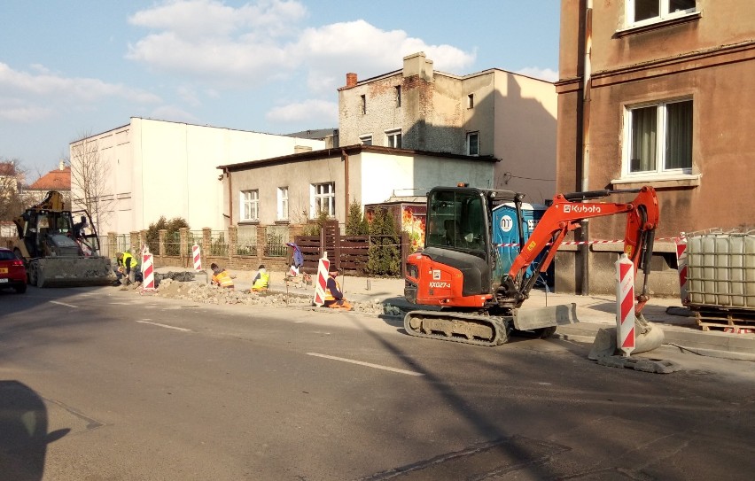 Trwa remont jednej z zatok autobusowych przy ulicy Bankowej...