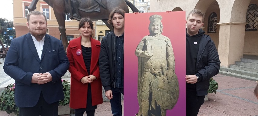 Na znak sprzeciwu politycy przedstawili pomnik prezydenta...