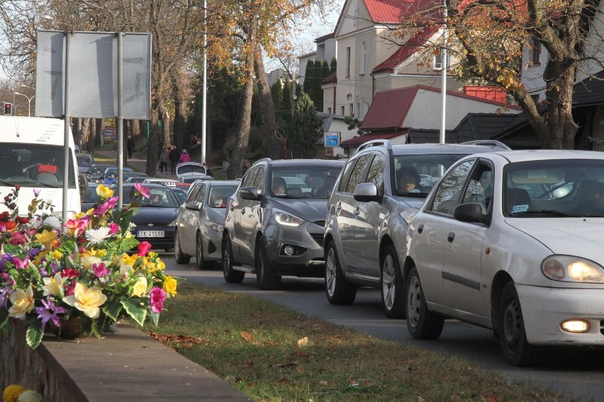 Wszystkich Świętych w Kielcach. Duży ruch wokół cmentarzy. Są spore utrudnienia [ZDJĘCIA]