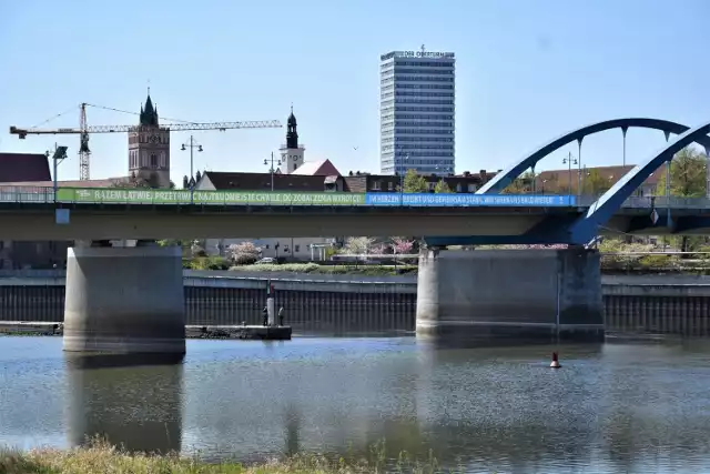 Na moście dzielącym Frankfurt i Słubice pojawił się baner z napisem w obu językach: ,,Razem łatwiej przetrwać najtrudniejsze chwile. Do zobaczenia wkrótce!"