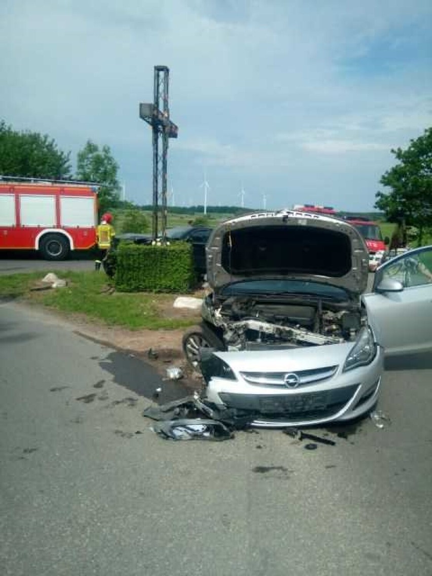 Dwa auta zderzyły się w Przystawach. Jedna osoba trafiła do szpitala