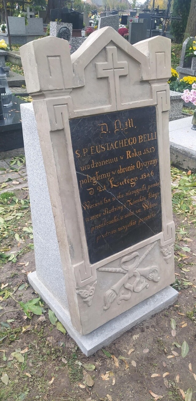 Odnowione epitafium i stara attyka na grobie Eustachego Bellego