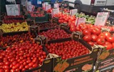 Przedwiośnie na targowiskach. Ceny wielu warzyw wyższe niż przed rokiem, a najdroższe są teraz pomidory malinowe