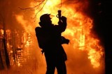 Pożar w Sokółce. Policjanci uratowali kobietę z płomieni!
