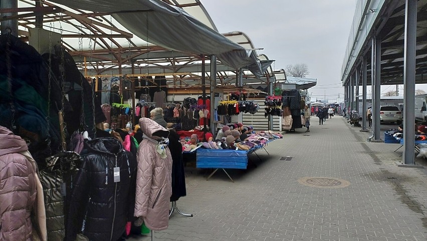 Na targu w Ostrowcu Świętokrzyskim już święta wielkanocne. Palmy, zajączki i baranki. Co jeszcze można było kupić w czwartek drugiego marca