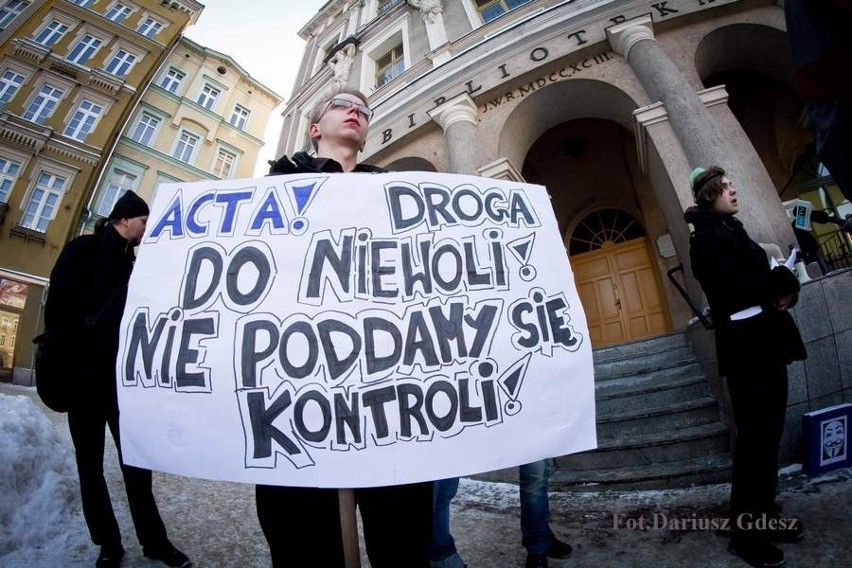 Wałbrzych: Protestowali przeciwko ACTA (ZDJĘCIA)