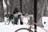 Jest coraz zimniej, nie bądźmy obojętni wobec osób bez dachu nad głową 