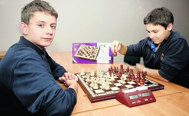 Oskar Koliczko i Ula Grochodzińska przy szachach. To przedmiot obowiązkowy w tej szkole