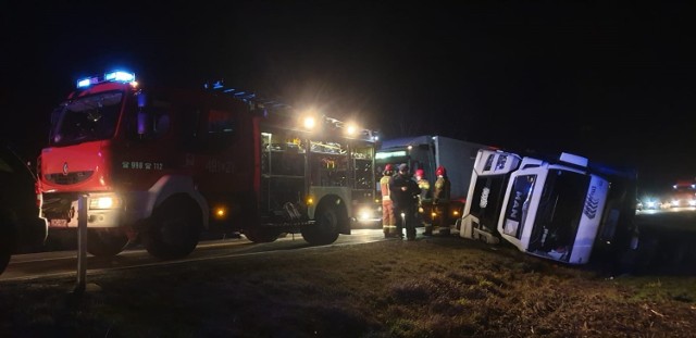 DK 15 Wydartowo: Samochód ciężarowy wpadł do rowu