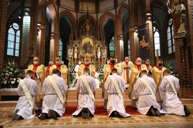 W katedrze gliwickiej z rąk biskupa Jana Kopca święcenia kapłańskie przyjęło w sobotę, 22 maja, sześciu diakonów