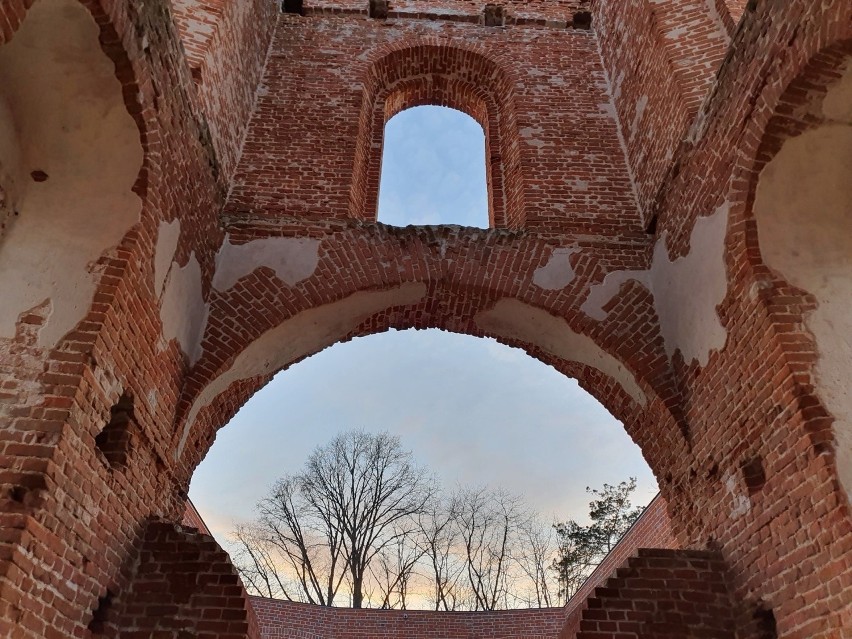 Ruiny barokowego zboru kalwińskiego w Piaskach. Zobacz zdjęcia tego niezwykłego miejsca
