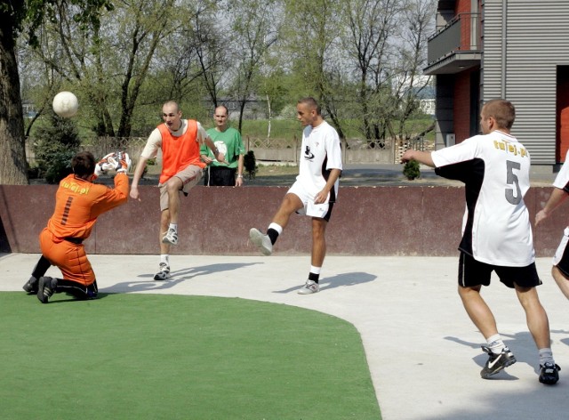 Turnieje piłki nożnej ulicznej rozgrywane są na małych boiskach z małymi bramkami