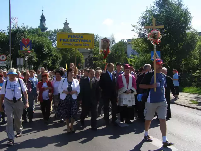 Tak w minionych latach pątników na trasę pielgrzymki Jasną Górę odprowadzali duchowni, mieszkańcy miasta oraz władze samorządowe