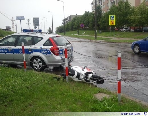 Wypadek w Łomży. Auto potraciło motorowerzystę [zdjęcia]
