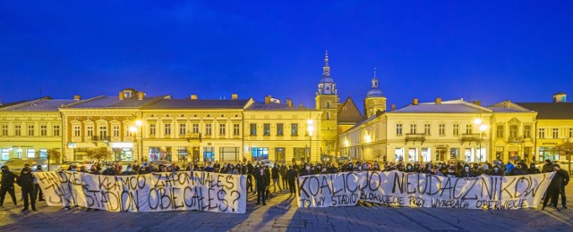 Kibice Sandecji manifestowali pod sądeckim ratuszem. Chcą stadionu