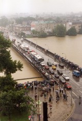 "Wielka Woda" od Netflixa wielkim hitem! Serial pokazuje Wrocław pod wodą w 1997 roku. A jak wtedy wyglądał Kraków? 20.11.2022