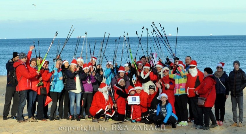 Mikołajkowy trening nordic walking na plaży w Jelitkowie -...