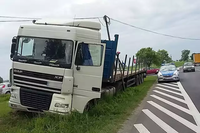 Dzisiaj (15.05) rano w Grzywnie (gm. Chełmża) doszło do groźnie wyglądającej kolizji. Osobowy opel corsa wyjeżdżając z drogi podporządkowanej nie ustąpił pierwszeństwa ciągnikowi siodłowemu z naczepą. Kierowca ciężarówki zjechał do rowu, by uniknąć zderzenia. Przez kilkadziesiąt minut w tym miejscu były utrudnienia na drodze. Kierujący osobówką 75-latek został ukarany mandatem i punktami. 

Zobacz także: Solec Kujawski - Czarnowo: będzie prom przez Wisłę [WIZUALIZACJE]

Około 7:00 na drodze krajowej nr 91 w Grzywnie (gm. Chełmża) doszło do groźnie wyglądającego zdarzenia drogowego. Policjanci z toruńskiej drogówki, którzy krótko po zdarzeniu pojawili się na miejscu ustalili, że osobowy opel corsa jechał drogą nr 589 od strony Grzywny – Domeny. Na skrzyżowaniu z drogą krajową nr 91 nie ustąpił pierwszeństwa ciągnikowi siodłowemu daf z naczepą. 

Zobacz także: Blisko 100 aut w MotoParku. Za nami mistrzostwa Polski w rallycrossie [ZDJĘCIA]

Kierowca ciężarówki jadącej w kierunku Gdańska chcąc uniknąć zderzenia z tym pojazdem musiał zjechać do rowu. Ostatecznie nie doszło do kontaktu ciężarówki z osobówką, jednak ten pierwszy pojazd utknął na poboczu. W zdarzeniu nikt nie ucierpiał. Uczestnicy byli trzeźwi. Przez kilkadziesiąt minut w tym miejscu były utrudnienia na drodze. Kierujący oplem corsą 75-latek został ukarany mandatem i punktami.   

Polecamy: TOP 30 Oto najlepsze szkoły nauki jazdy w Toruniu 2018 [RANKING, ZDAWALNOŚĆ EGZAMINU, DANE Z WORD 2018]

Grzywna: Ciągnik siodłowy w rowie. Groźnie wyglądająca kolizja z oplem corsą [ZDJĘCIA]